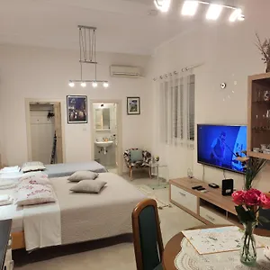 Queen Apartment Split